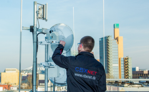 CBXNET Mitarbeiter vor Skyline CBXNET Mitarbeiter installieren für Sie vor Ort